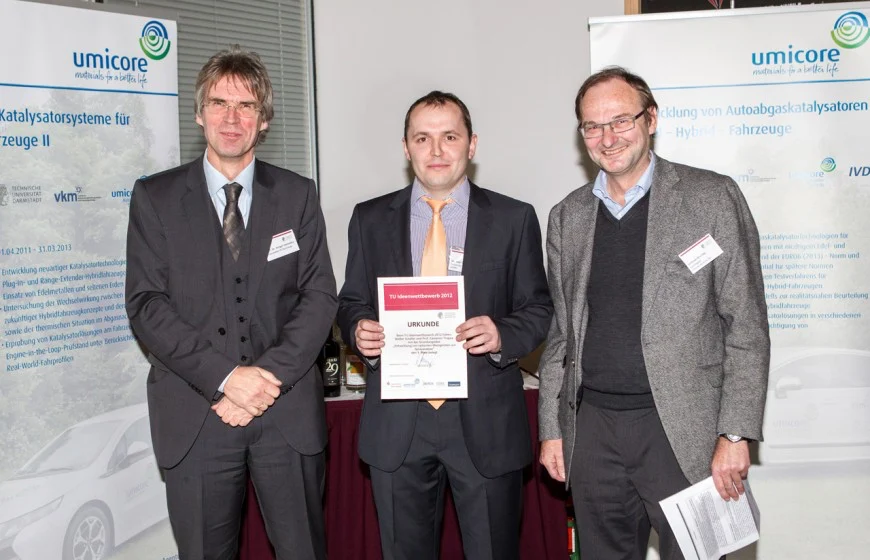 Walter Schäfer mit der Urkunde bei der Preisverleihung des TU Ideenwettbewerbs 2012